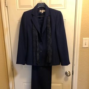 Beautiful fully lined suit by Suit Studio sz 12